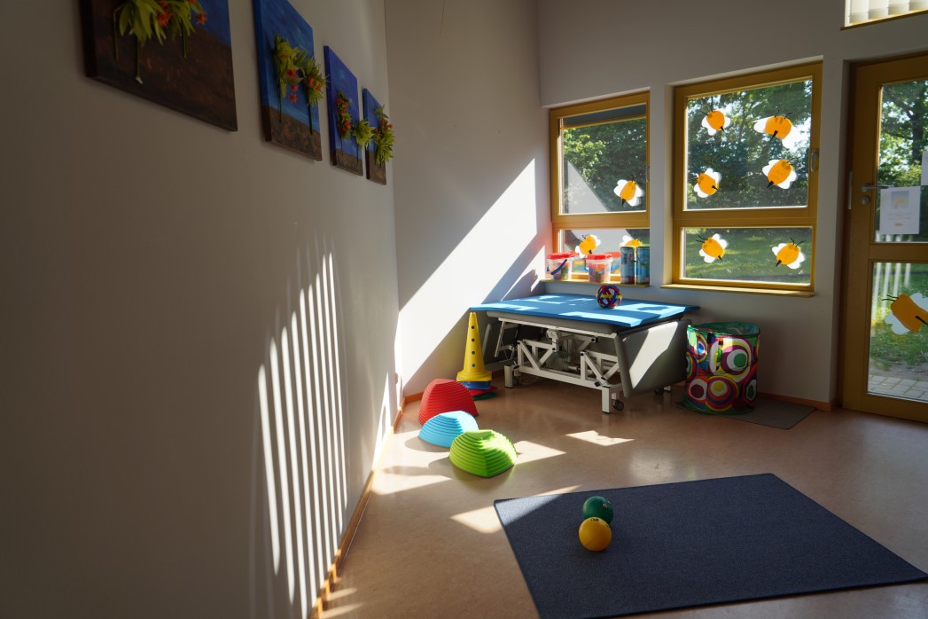 Für die Kinder mit zusätzlichem Förderbedarf bieten wir Logopädie, Ergotherapie und Physiotherapie an. Auf dem Bild sehen Sie einen der beiden Therapieräume