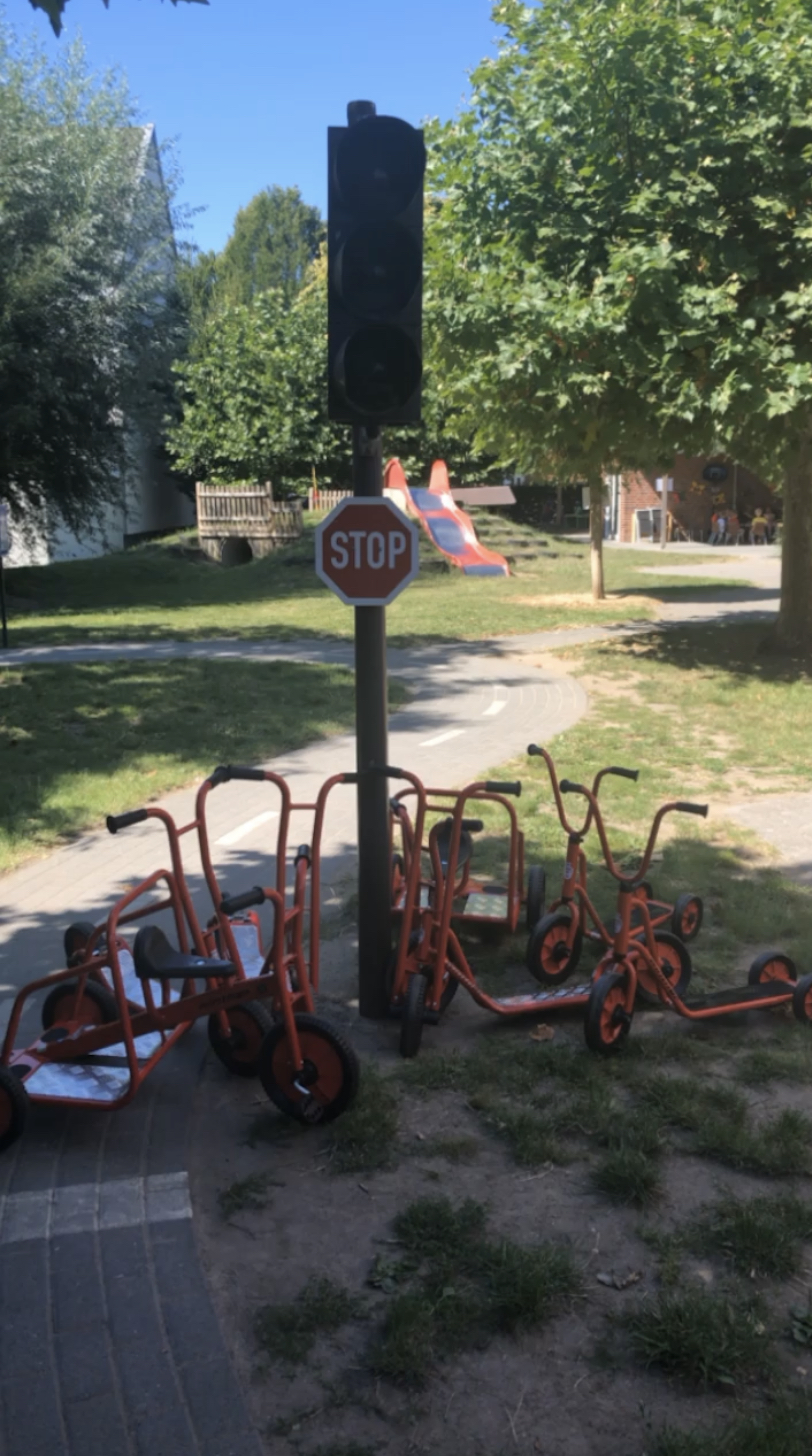 Der Verkehrspacour mit verschiedenen Fahrzeugen und im Hintergrund unsere Wellenrutsche
