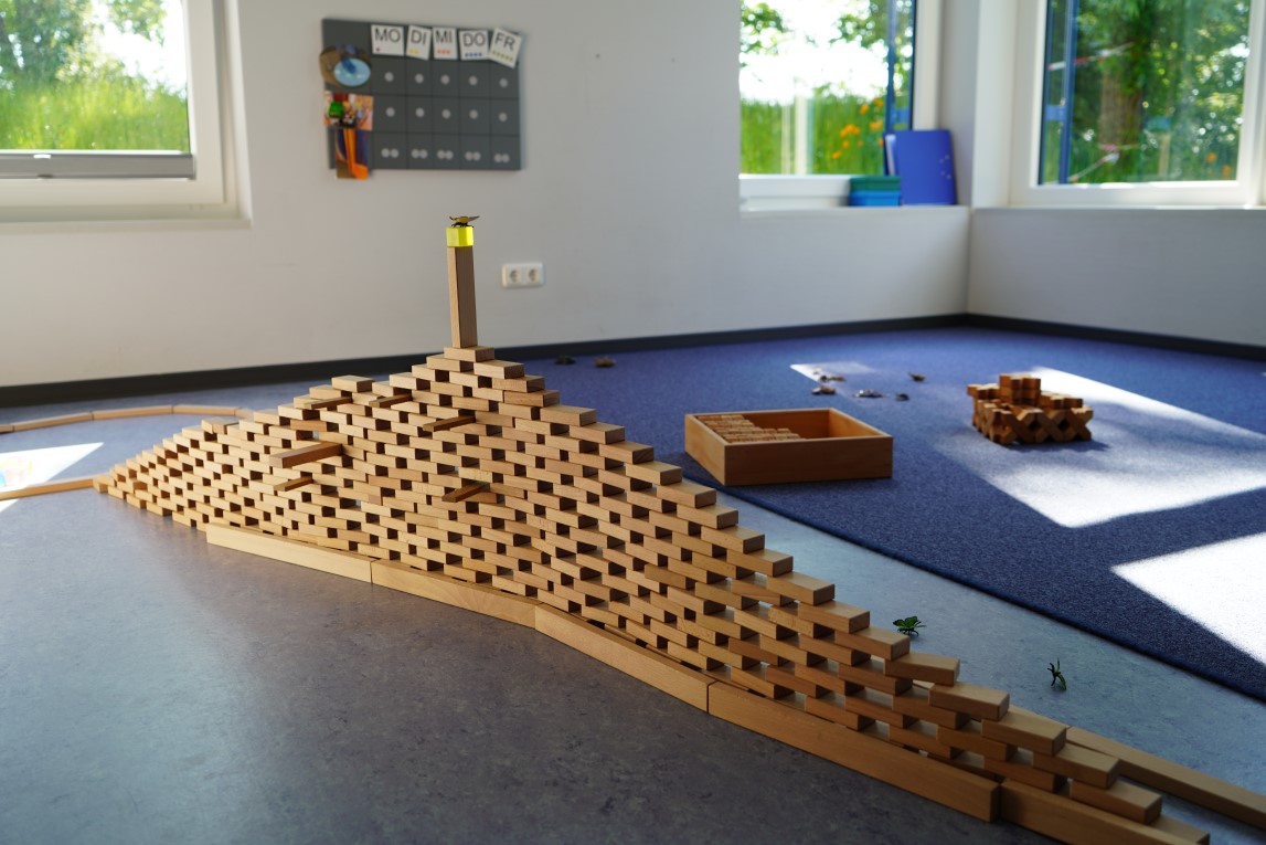 Wir stellen den Kindern unterschiedliche Materialien zum Konstruieren zur Verfügung